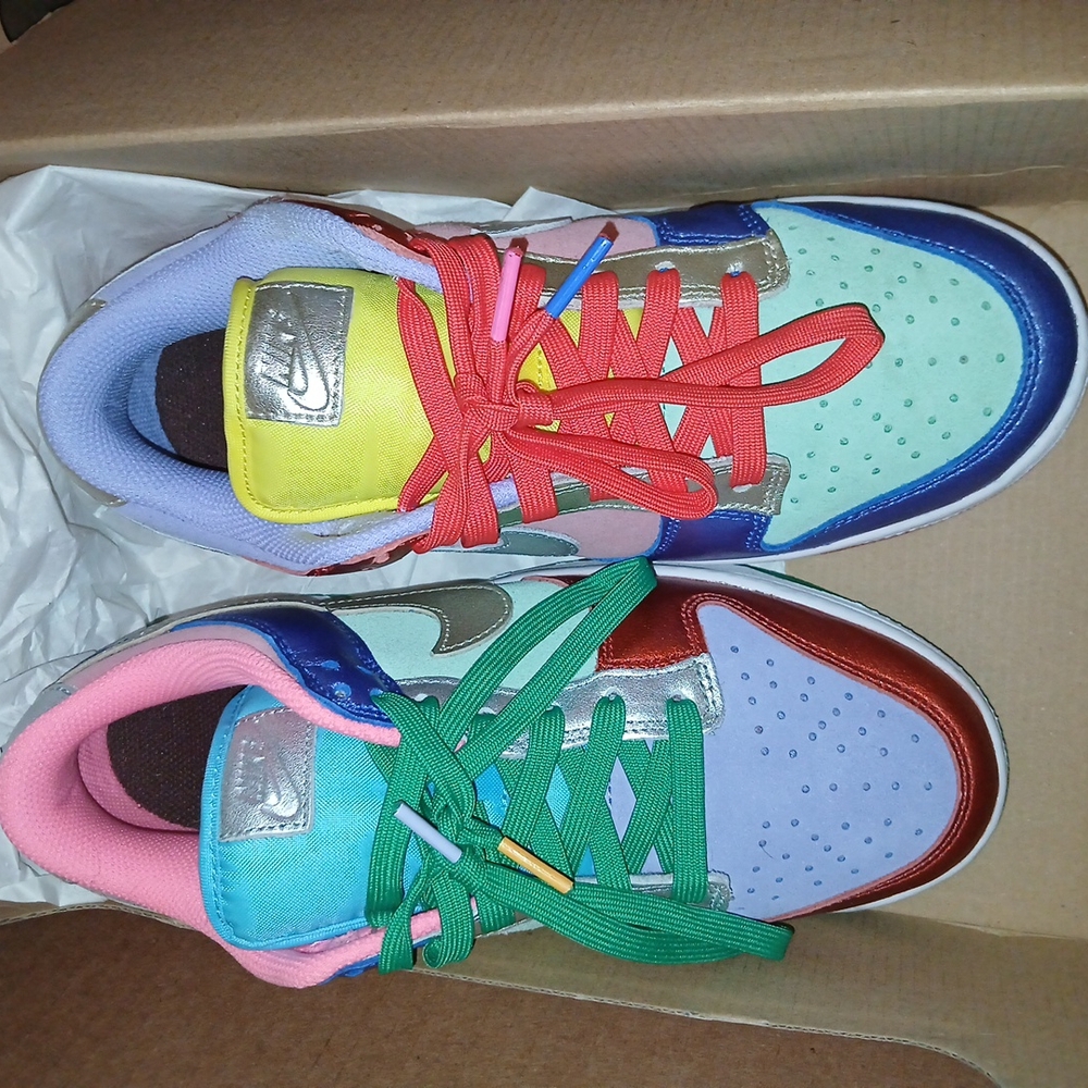 Nike Red and Green Sneakers Vibrant Low-Top Design